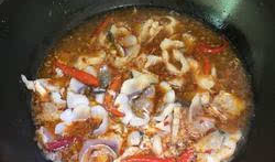 水煮鱼的做法视频,麻辣鲜香，口感层次丰富，家庭必备经典川菜